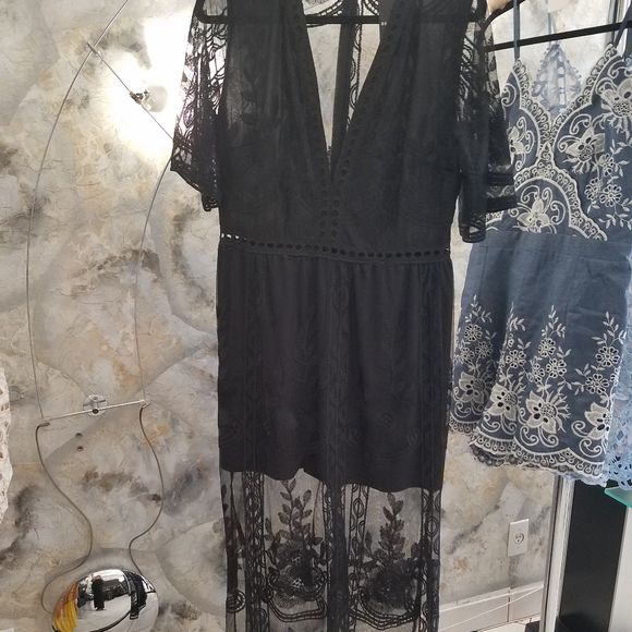 Gorgeous lace low neckline romper dress - Picture 7 of 8